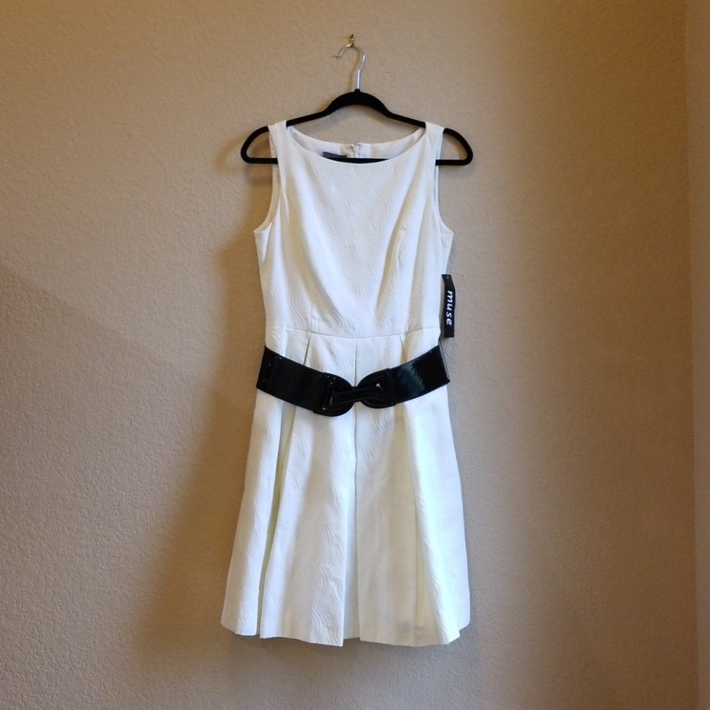 Whit sleeveless dress with side pockets